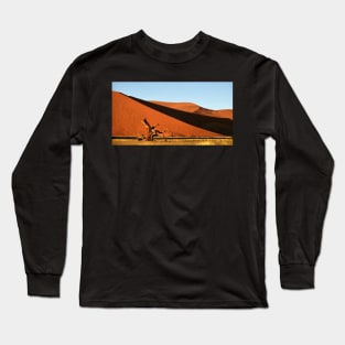 Dunes, Dead Tree & Dry Tsauchab River Valley, Namibia Long Sleeve T-Shirt